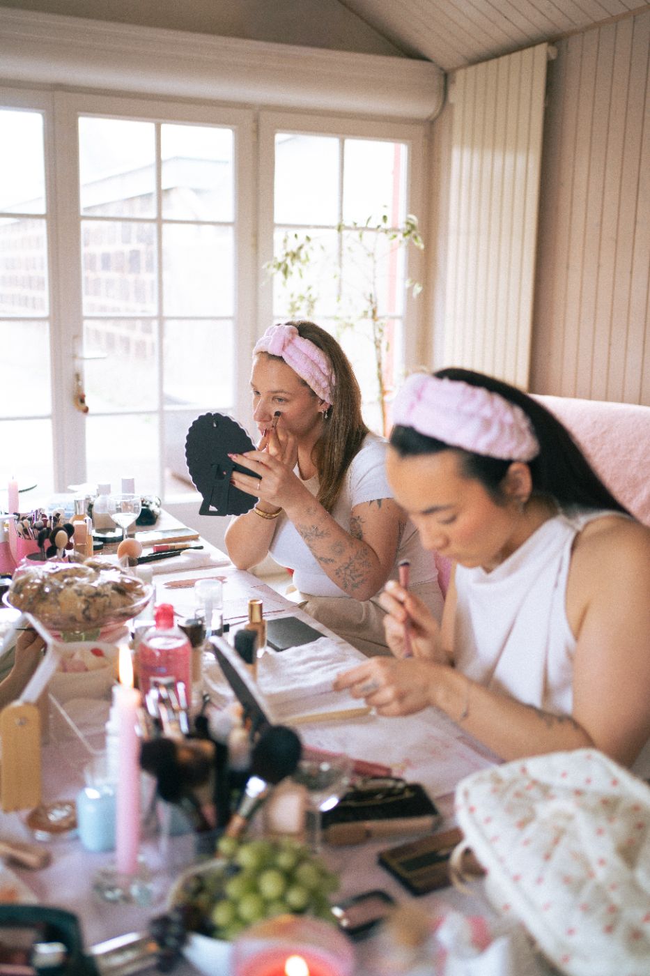 Participante à un atelier maquillage devant le miroir