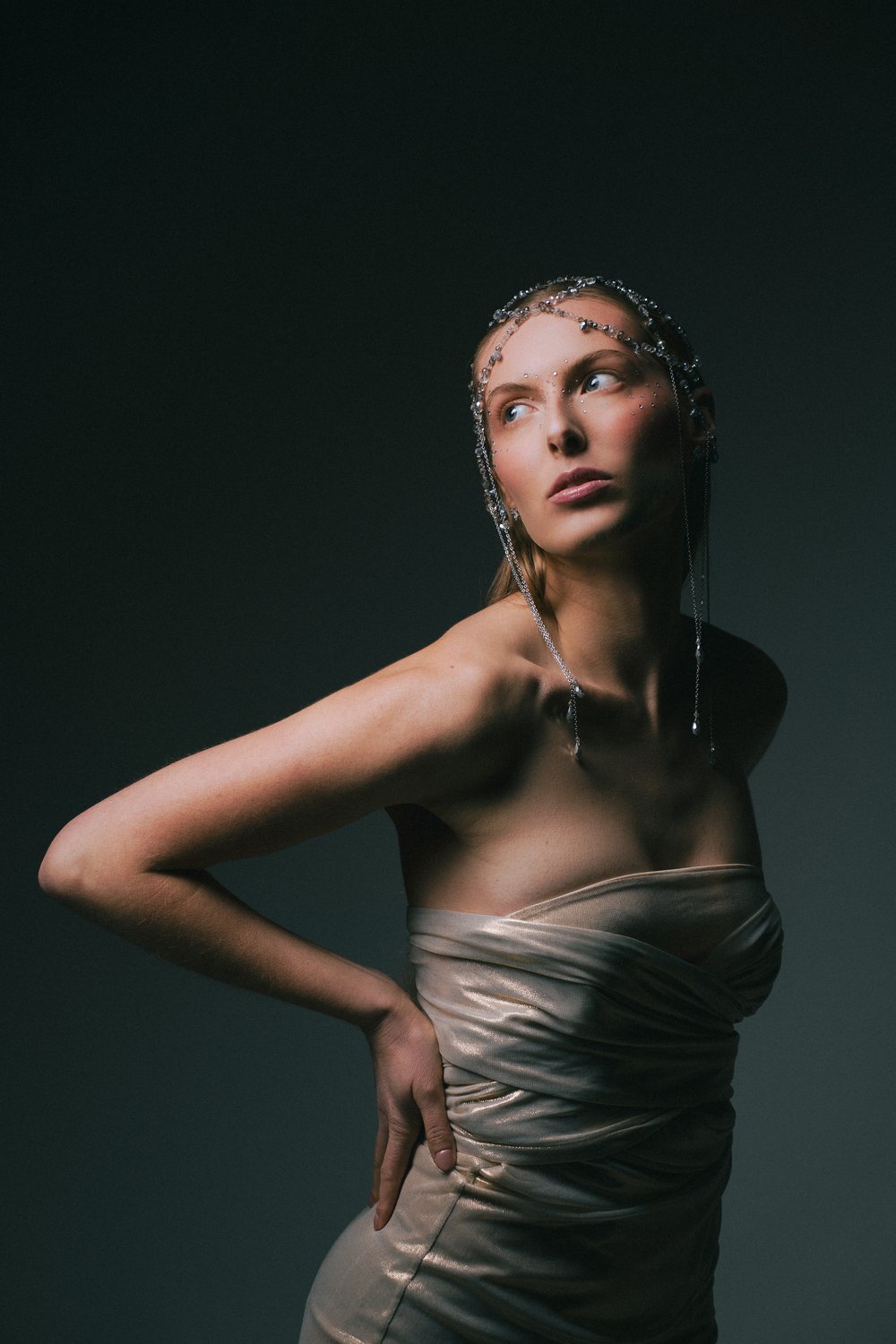 Maquillage éditorial, parure de cristal et peau satinée