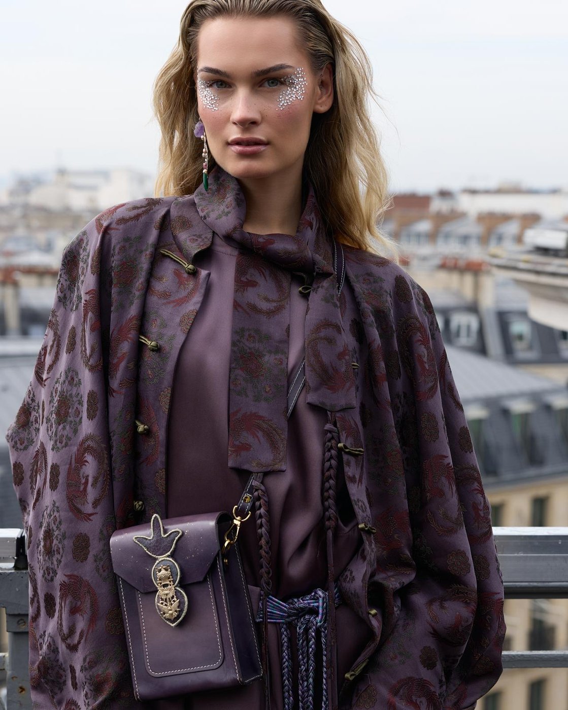 Maquillage éditorial, yeux ornés de cristaux et teint naturel, mannequin blonde en veste brodée