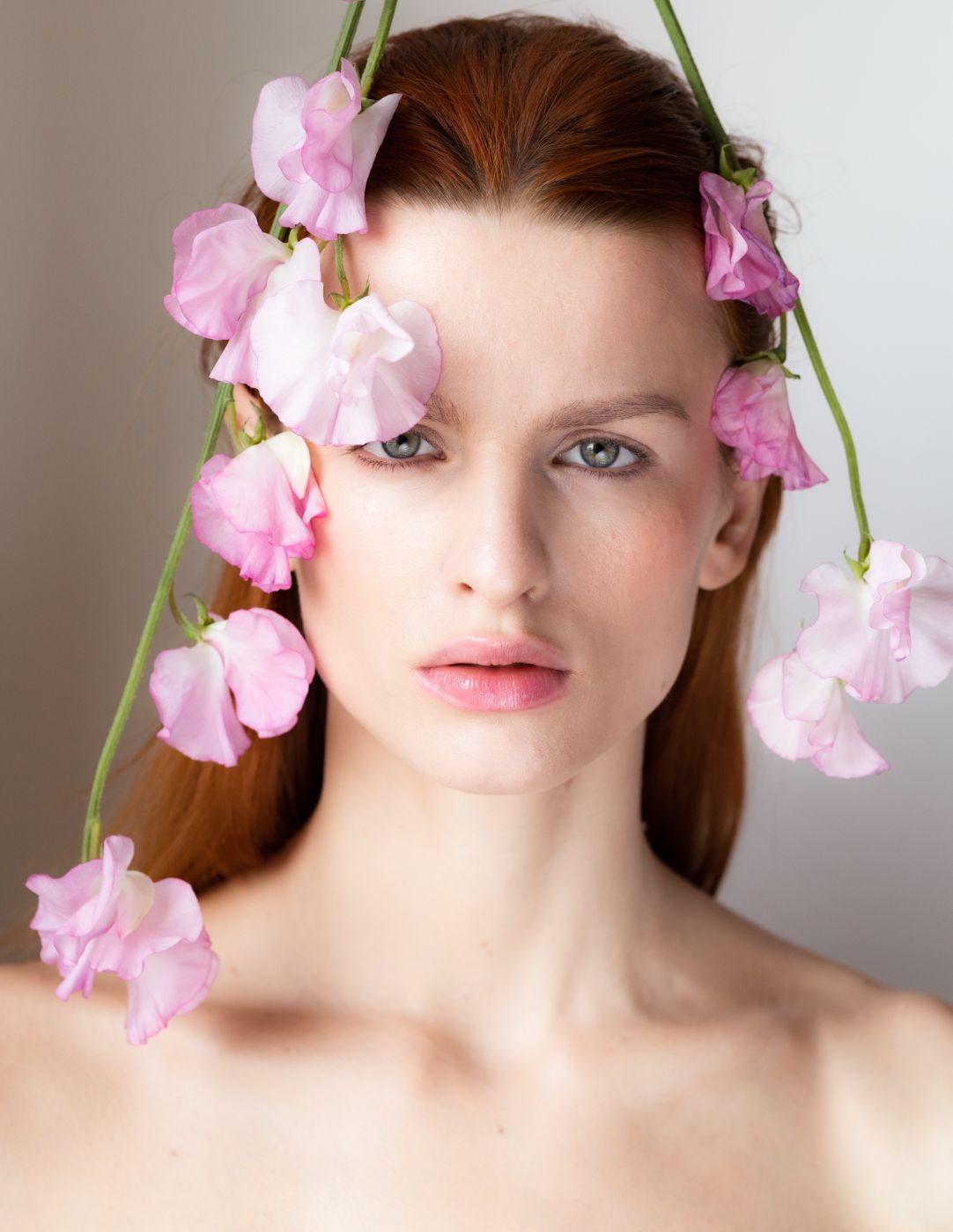 Maquillage éditorial floral, modèle rousse