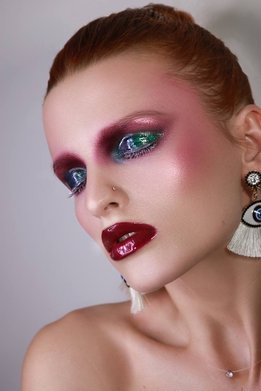 Maquillage éditorial yeux colorés, création mode