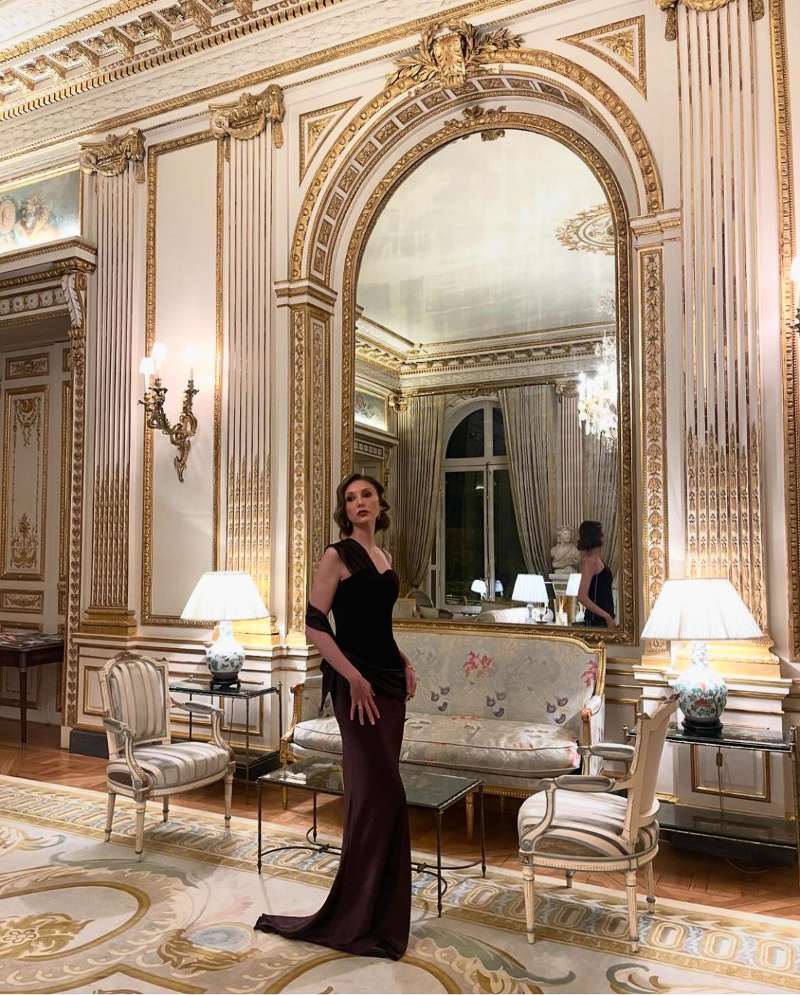 Maquillage de soirée de gala, robe longue dans un salon d'époque