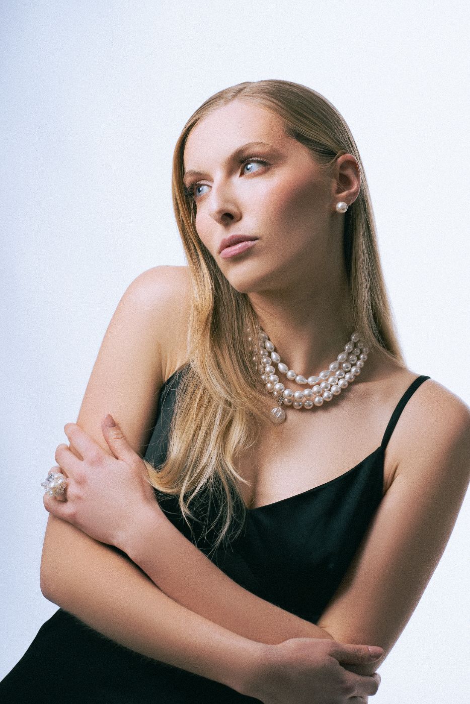 Maquillage glamour avec perles, noir et blanc