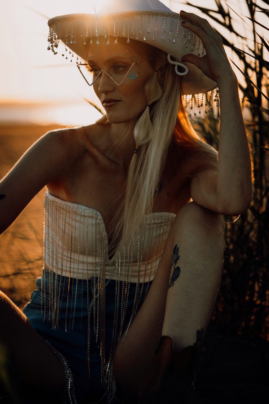 Maquillage éditorial mode avec chapeau