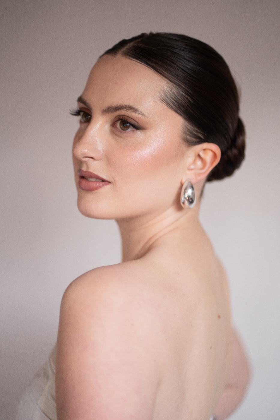 Maquillage beauté mariée, bijoux et teint lumineux