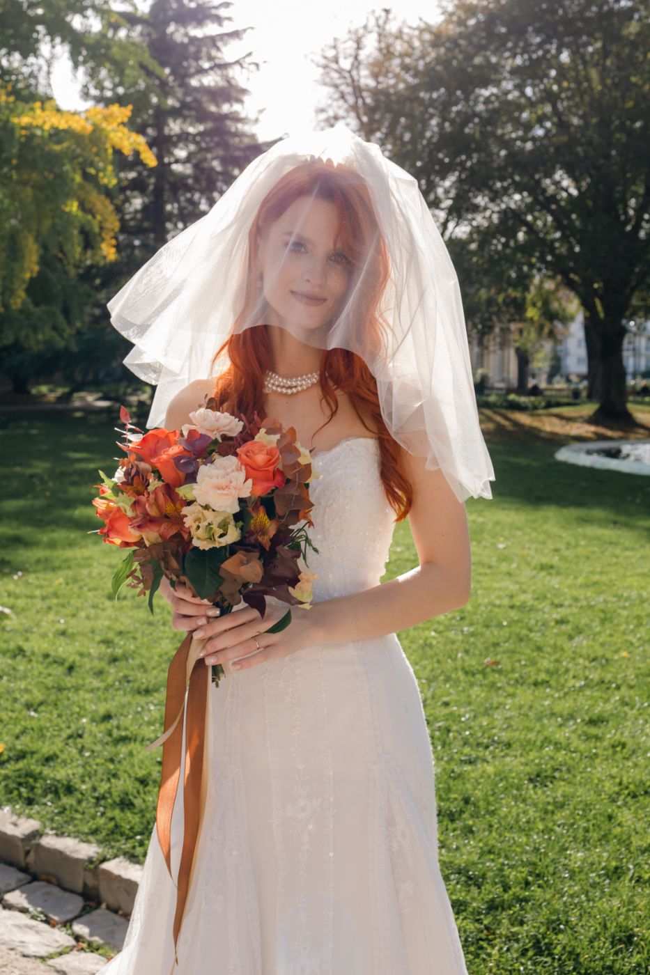 Mariée rousse avec bouquet, maquillage naturel