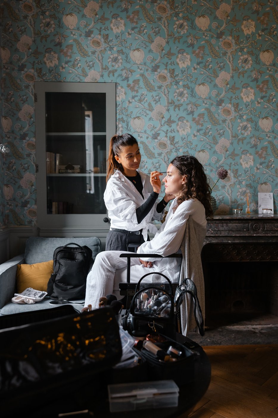Préparation maquillage de la mariée avant d'enfiler sa robe