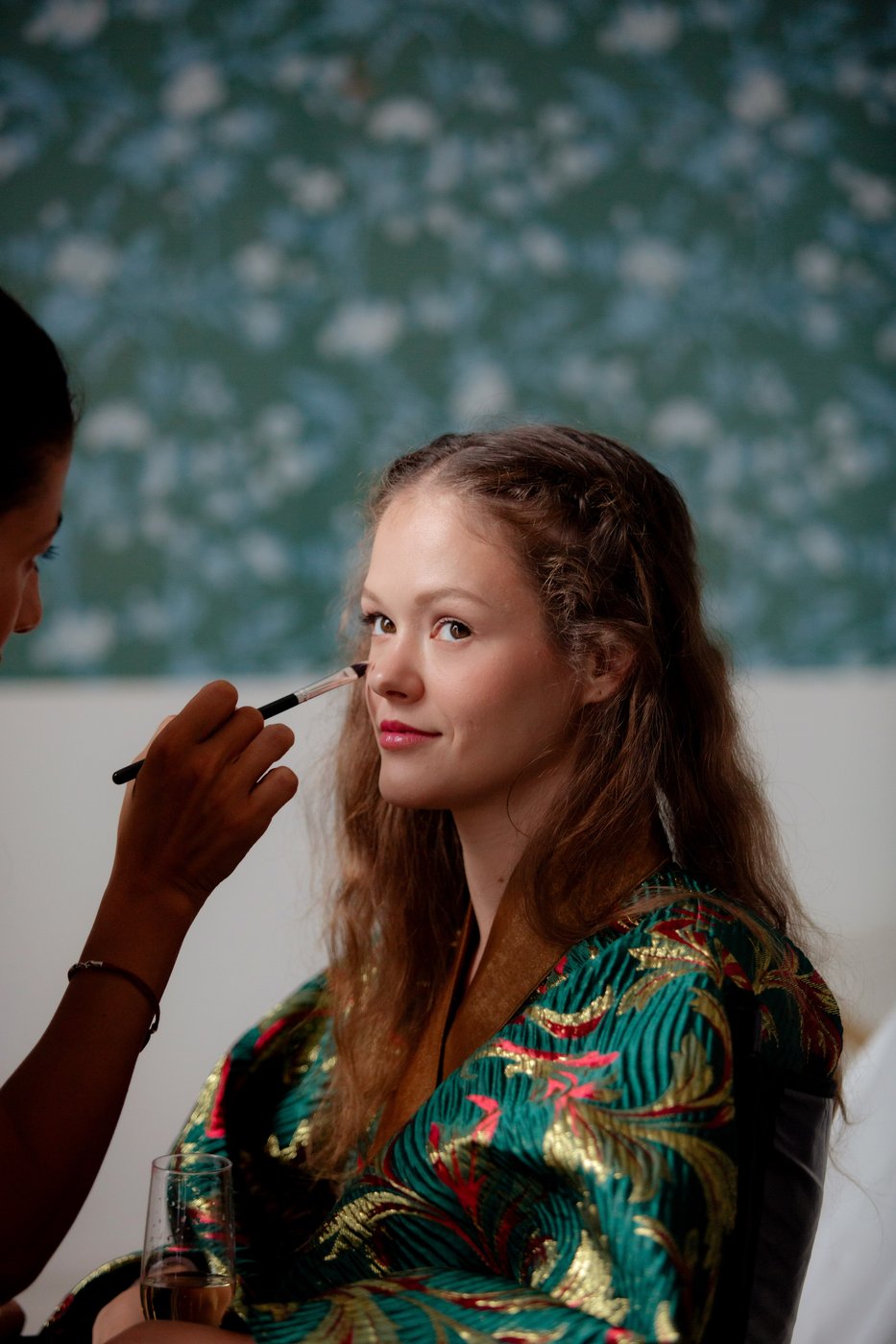 Maquillage d'une invitée en robe kimono avant la cérémonie