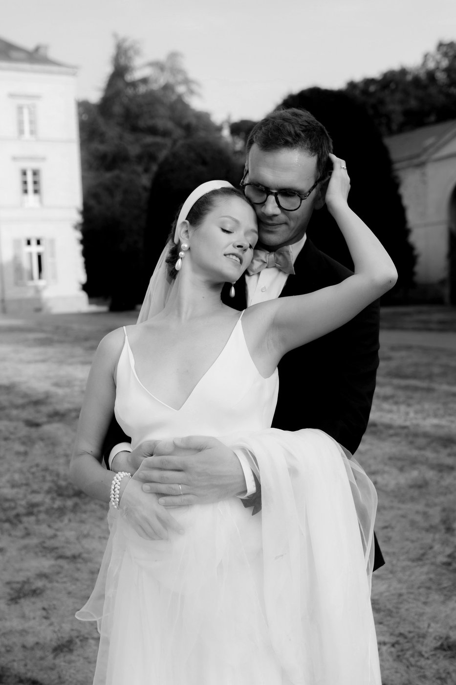 Jeunes mariés complices, portrait en noir et blanc