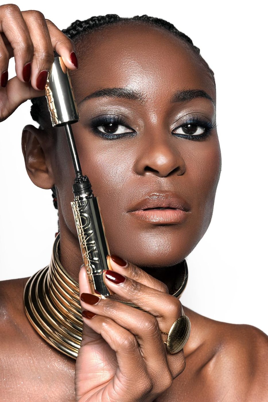 Maquillage éditorial artistique, lèvres métalliques et feuilles irisées