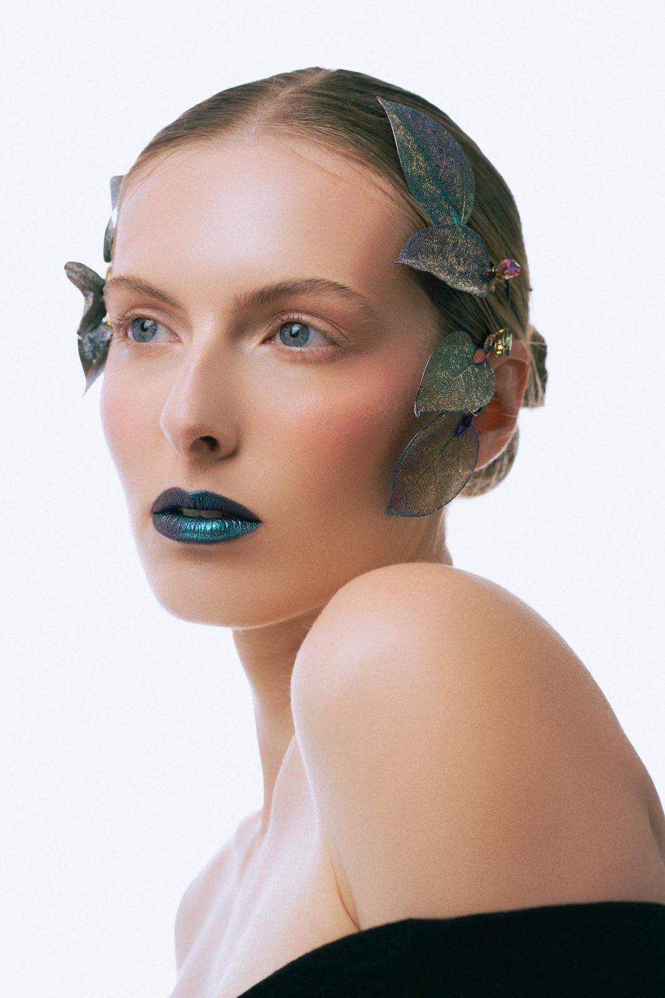Maquillage beauté sur peau noire, regard smoky et éclat doré