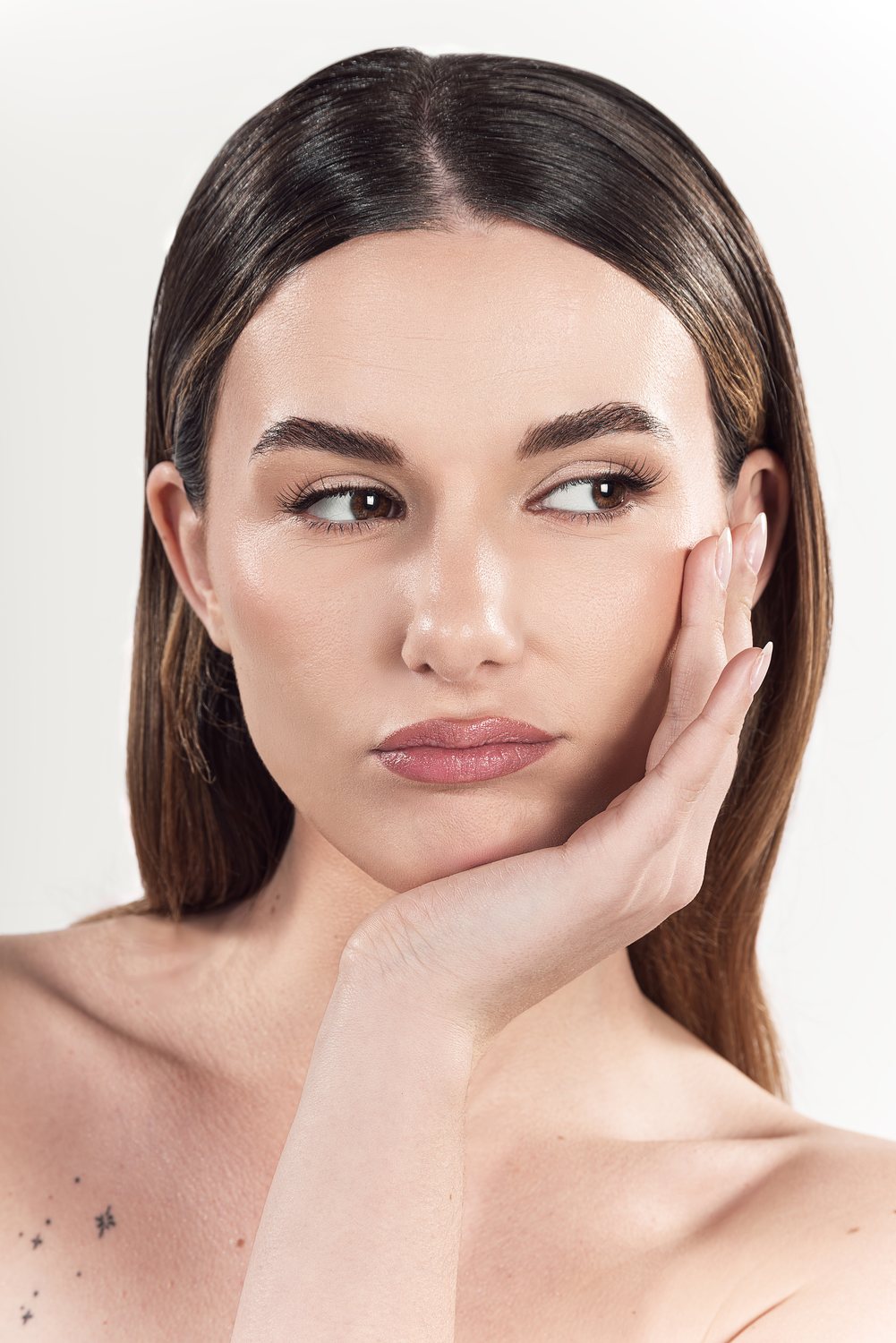 Maquillage naturel et teint lumineux, portrait en studio