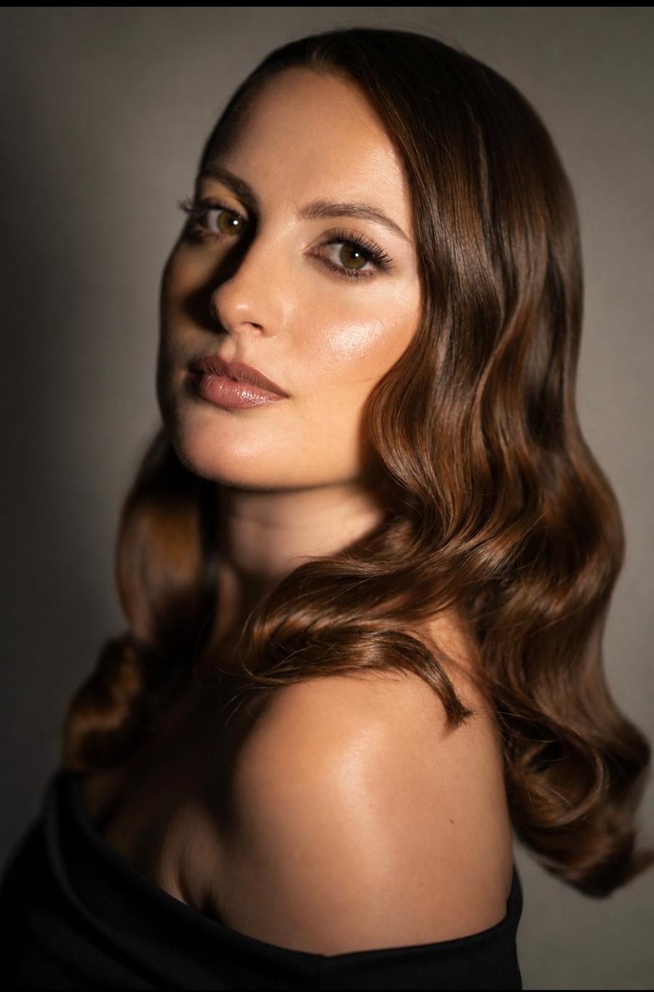 Maquillage de soirée glamour, teint nacré et ondulations brillantes