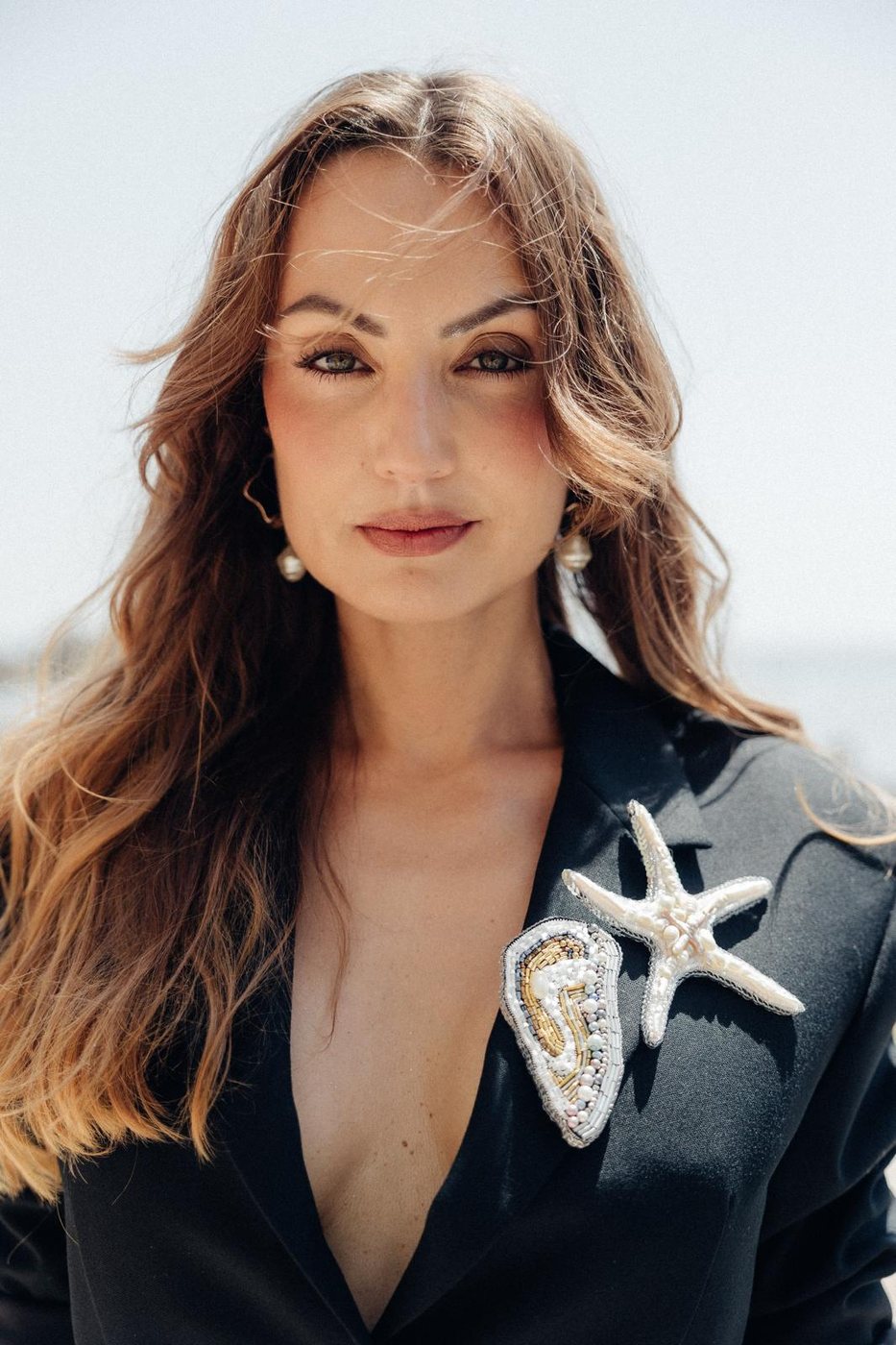 Maquillage de soirée en bord de mer, regard bronze et lèvres nude